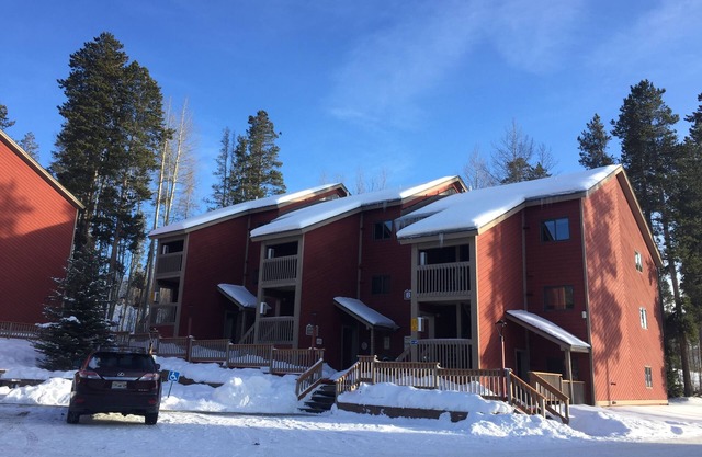 Beautiful 2BR/2BA condo sleeps 6, private hot tub, fireplace Winter Park ski