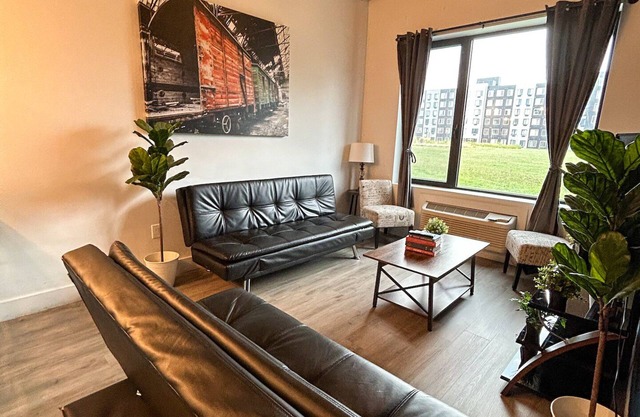 Beautiful 2BR Next to Airport 2999
