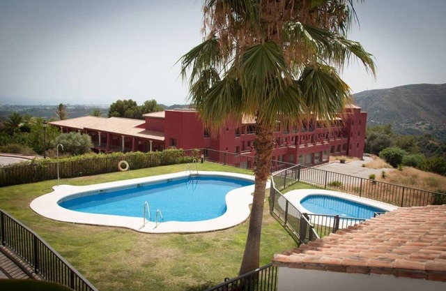 Beautiful 3 Bed Duplex - 2 Private Hot Tubs - Sleeps upto 8 persons