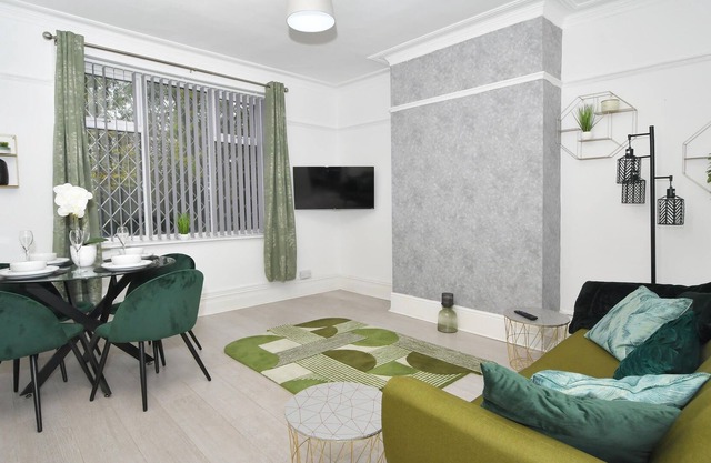 Beautiful 3-Bed House by MiniStays Stoke-on-Trent