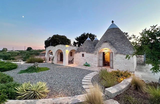 Beautiful 3 bed trullo with pool, stunning view, 5 minutes from Alberobello