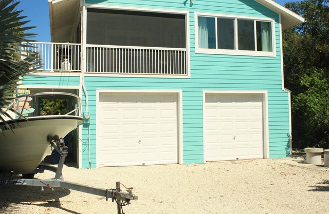 Beautiful 3 bedroom 2 bath canal front home with excellent boating!!