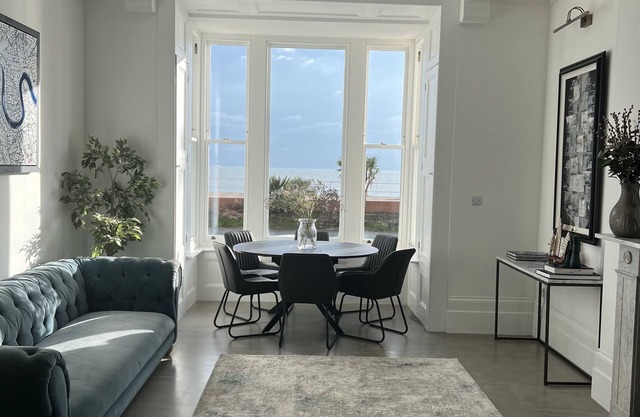 Beautiful 3 bedroom, 3 bathroom apartment with Sea views