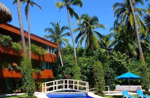 Beautiful 3 Bedroom Condo w Swimming Pool- 1 Block from Fabulous La Ropa Beach