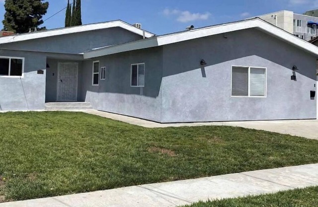 Beautiful 3 bedroom home with family sized pool