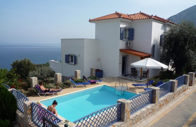 Beautiful 3 bedroom villa with pool and spectacular sea views