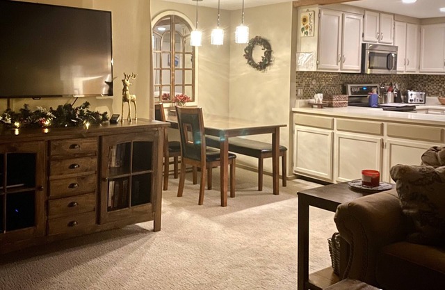 Beautiful 3 BR ski In Trailside condo. Steps away from WaterPark & Ice Rink