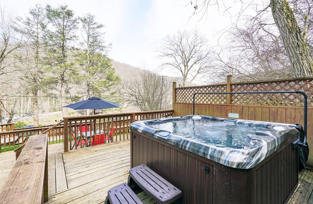 Beautiful 3bdrm Cabin°Hot Tub°Balcony°Parking°
