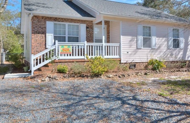 Beautiful,3BR/2BA-2 Minute Drive to BEACH-Close to Stores&Restaurants-Sleeps 8
