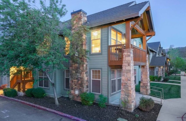 Beautiful 3BR - Amazing Views, Steps to Great Restaurants, Close to Ski Resorts!