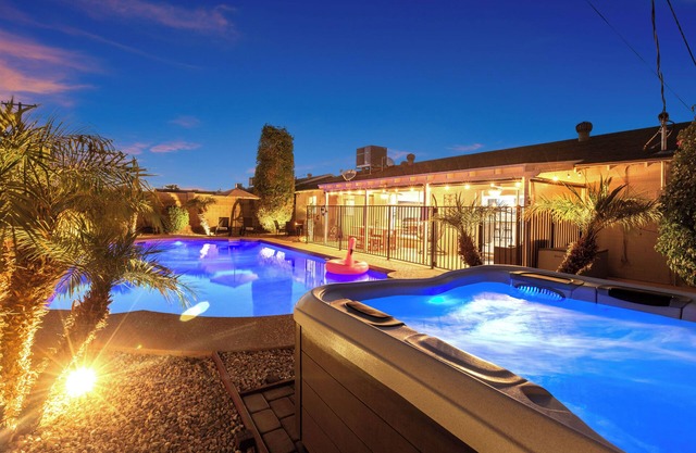 Beautiful 3BR home with free heated pool/spa! Near Old Town, ASU, golf & more.