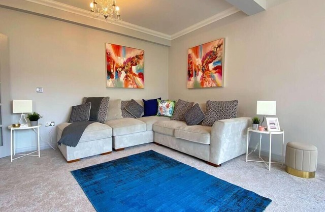Beautiful 4 Bedroom house -5 min walk to the beach