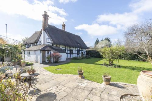 Beautiful 4 Bedroom Cotswold Thatched Cottage