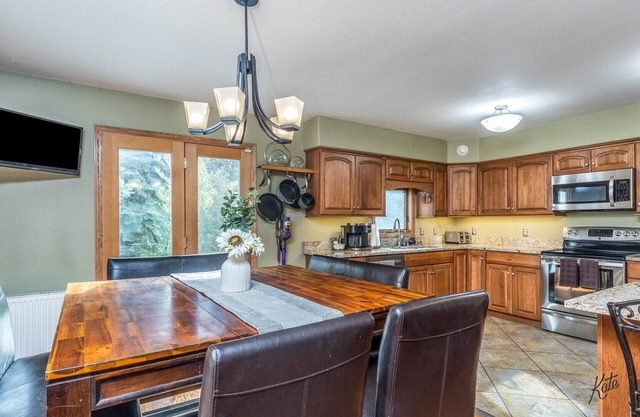 Beautiful 4 bedroom home w/large backyard