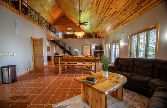 Beautiful 4-bedroom Lakefront cabin on Portage Chain of lakes in Backus