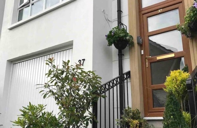 Beautiful 4 bedroom Townhouse close to Belfast city centre and the Ormeau Park.