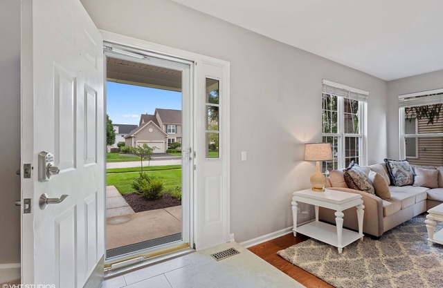 Beautiful 4 Bedroom House - Close to Everything - Naperville