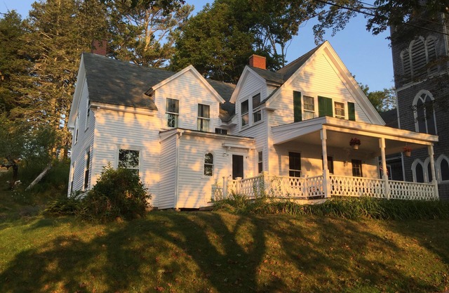 Beautiful 4 Bedroom Home - Downtown!