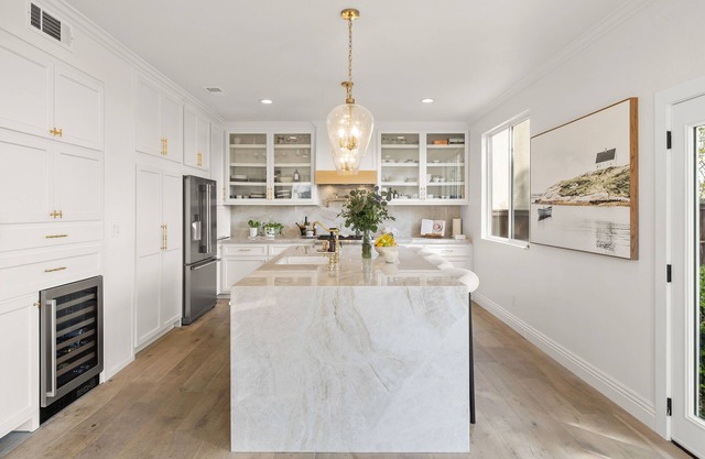 Beautiful 4-bedroom house in Signal Hill with WiFi, fitness room