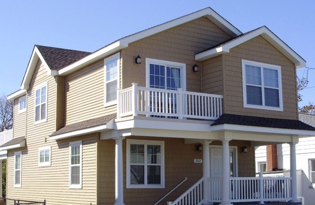 Beautiful 4 BR/3 full bath Gold Coast House 2 blocks to Beach!