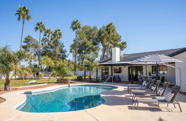 Beautiful 4BD/2BA Hilltop Oasis