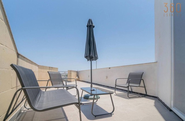 Beautiful 4BR penthouse with large terrace w/WIFI