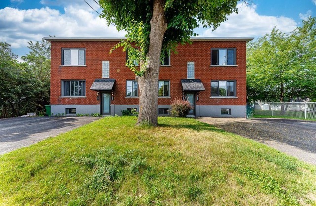 Beautiful 5 1/2 located in Chambly near the basin