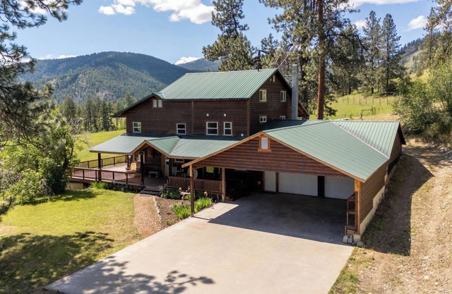 Beautiful 5-bedroom log home with spacious rooms and rustic charm.
