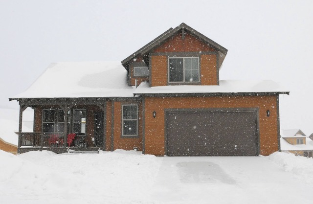 Beautiful 5 bedroom + sleeping loft ski-in/ski-out Mountain House