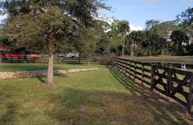 Beautiful 5 Bedroom Log Cabin on 100 Acres with Pool, close to orlando