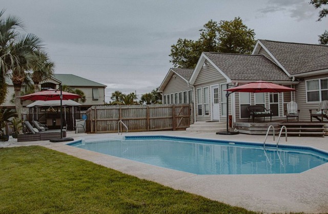 Beautiful 5bd/3ba in Gulf Breeze, Heated Private Pool & Pet Friendly!