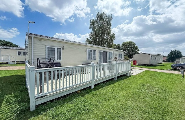 Beautiful 6 berth caravan at Breydon Water nearby Great Yarmouth ref 10056B