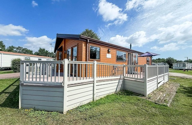Beautiful 6 berth lodge with disabled access at Cherry Tree ref 70829C