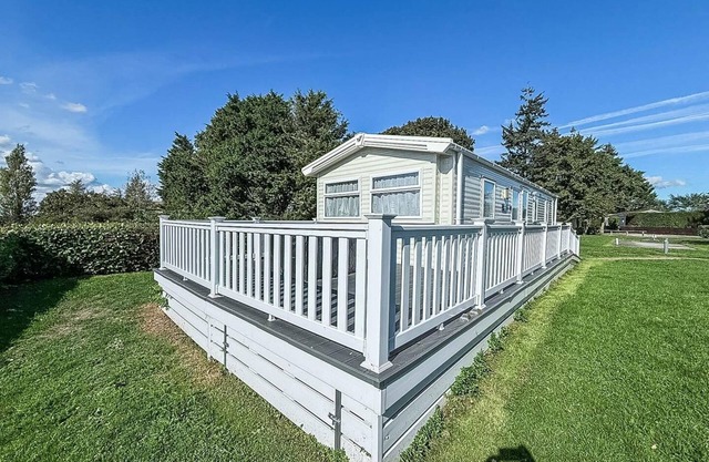 Beautiful 6 berth caravan with decking in Norfolk ref 89001MV