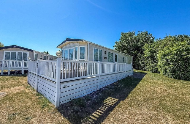 Beautiful 8 berth caravan at Cherry Tree Holiday Park in Norfolk ref 70803C
