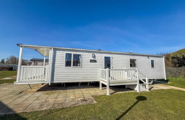 Beautiful 8 berth caravan with decking at Hopton Holiday Village ref 80016W