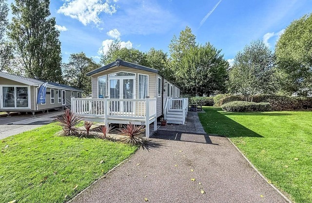 Beautiful 8 berth caravan with decking at Haven Hopton Beach ref 80011B