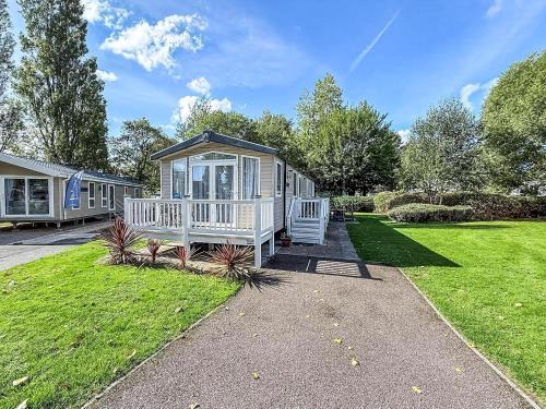 Beautiful 8 Berth Caravan With Decking At Haven Hopton Beach Ref 80011B
