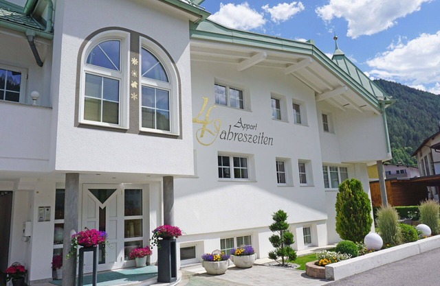 Beautiful apartment for 4 guests with WIFI, TV, patio and parking
