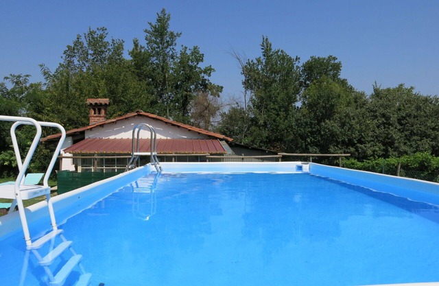 Beautiful apartment in villa for 6 people with WIFI, pool, TV, patio, pets allowed and parking