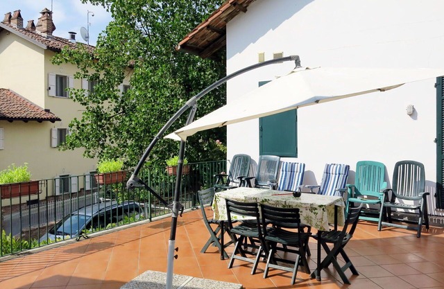 Beautiful apartment in villa with pool, WIFI, TV, terrace, pets allowed, panoramic view and park...