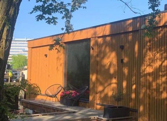 Beautiful Amstel houseboat