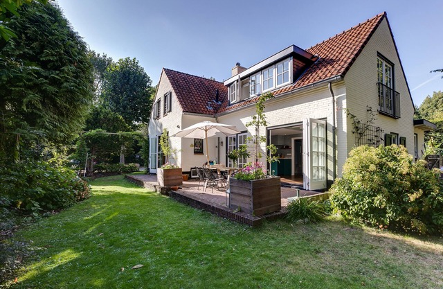 Beautiful and big family house near Amsterdam and 5 minutes from the beach