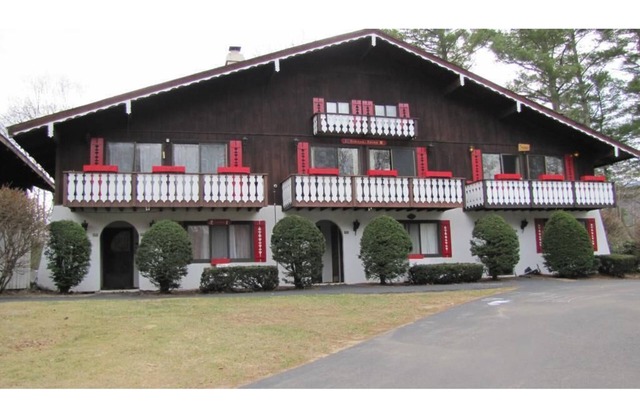 Beautiful and bright updated chalet condominium across from Story Land!