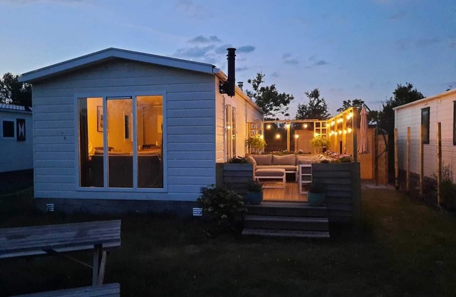 Beautiful and comfortably furnished chalet 400 meters from the beach of Petten.