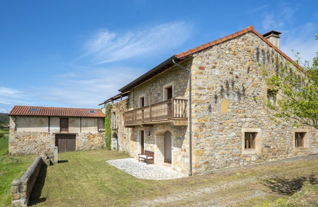 Beautiful and cozy apartment close to city center with a living room and bed room