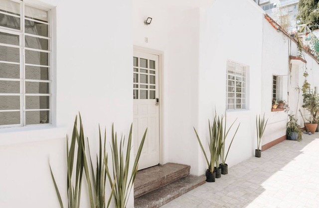 Beautiful and quiet Town House in la Condesa w/Private Terrace