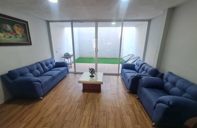 Beautiful and spacious house in downtown area, andares and stadium.