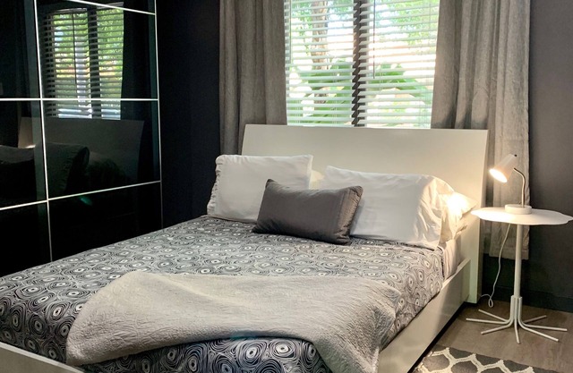 Beautiful and Spacious Hollywood Studio