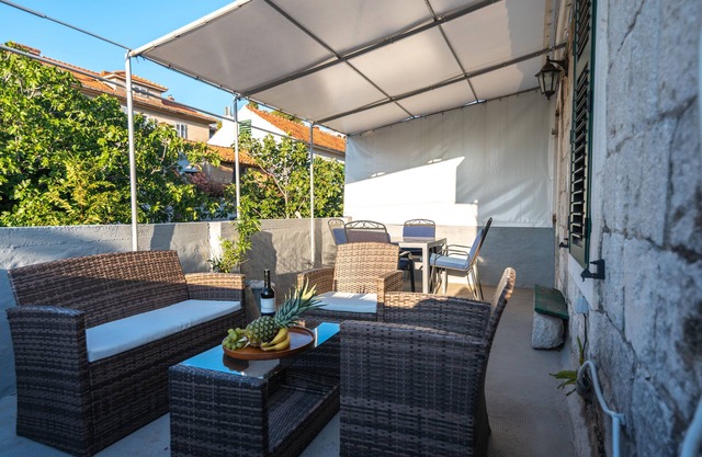 Beautiful antique apartment in center & seaview